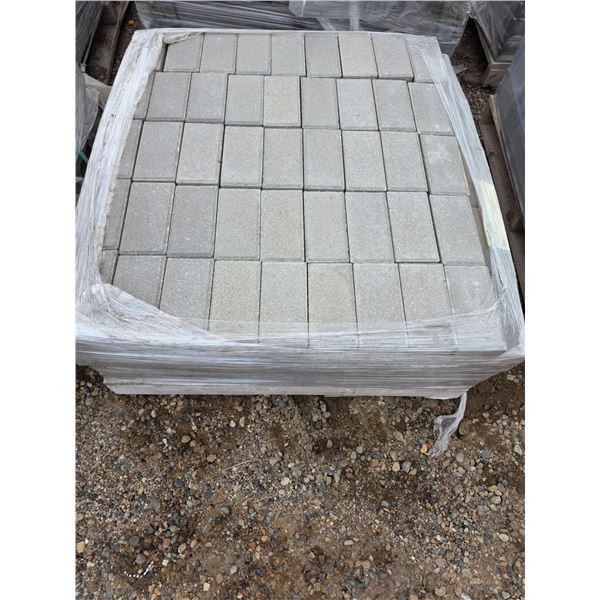 Pallet of bricks- 8" by 4" approx 295 pieces