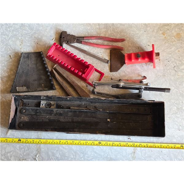 Gaer puller, pliers and misc items
