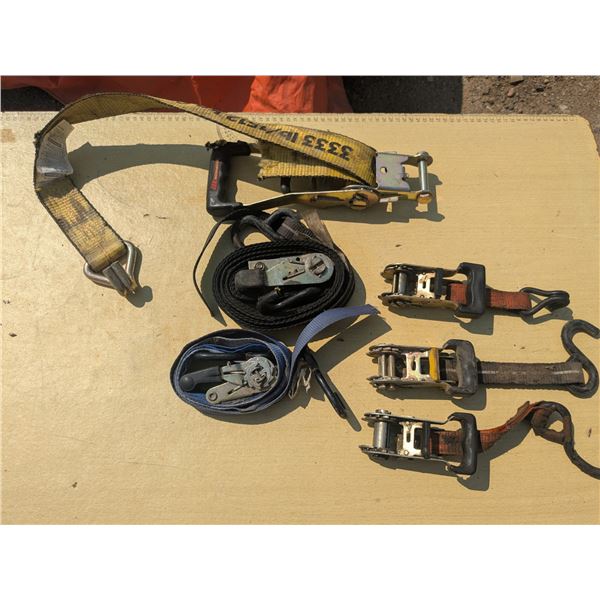 2 ratchet straps with extra parts