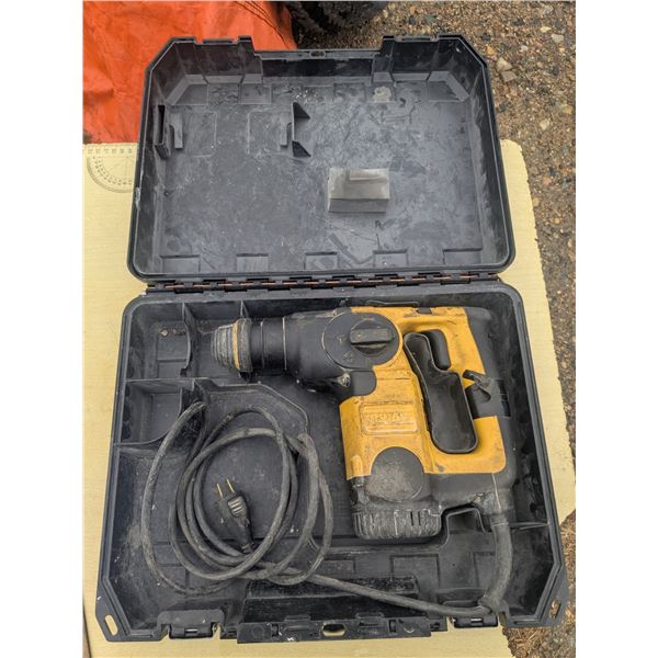 Dewalt - Corded rotary hammer/hammer drill with plastic case, tested-works