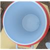 Image 2 : Rubbermaid water jug