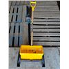 Image 1 : Salt and sand spreader