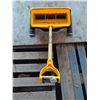 Image 2 : Salt and sand spreader