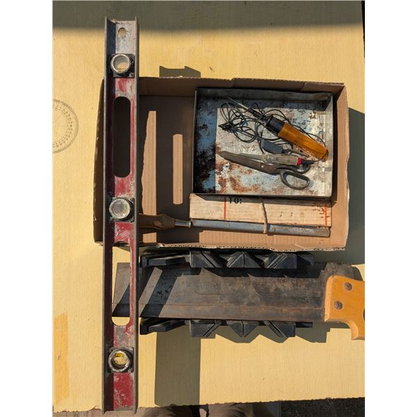2 saws with level and extras