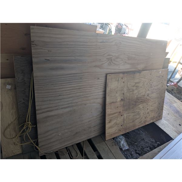 Mixed plywood pieces and offcuts