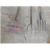 Image 2 : Hay fork, garden fork, leaf rake