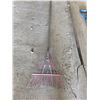 Image 4 : Hay fork, garden fork, leaf rake