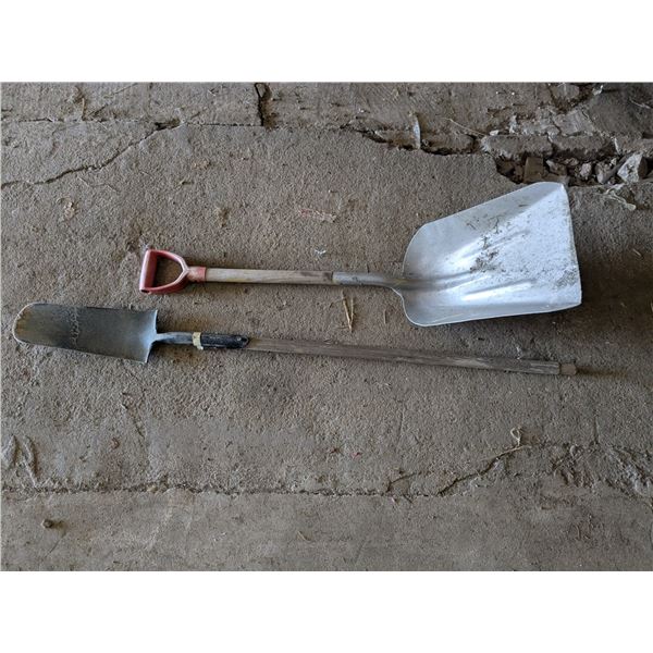 Grain shovel with trenching spade