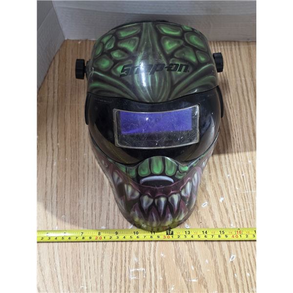 Welding helmet