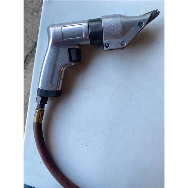Pneumatic metal shears