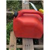 Image 2 : 2 gas cans