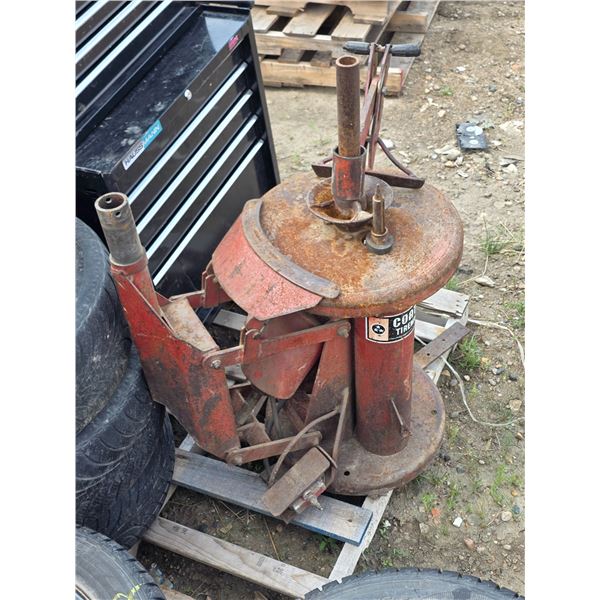 Tire changing station