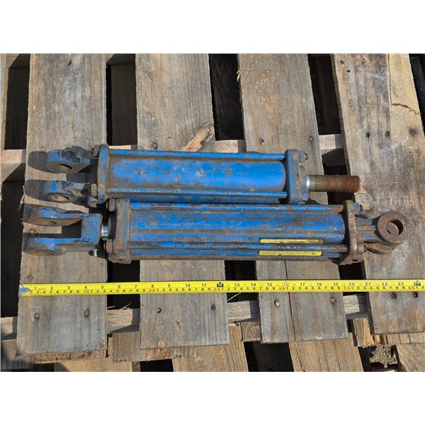 2 hydraulic cylinders