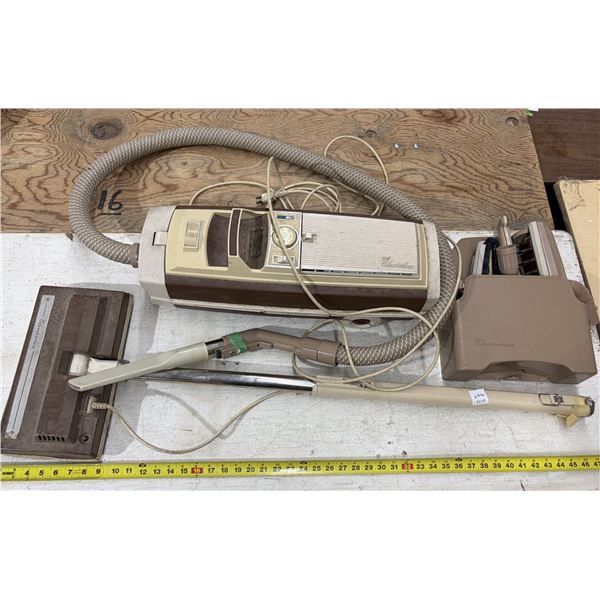 Vintage Vacuum Cleaner. (Untested)