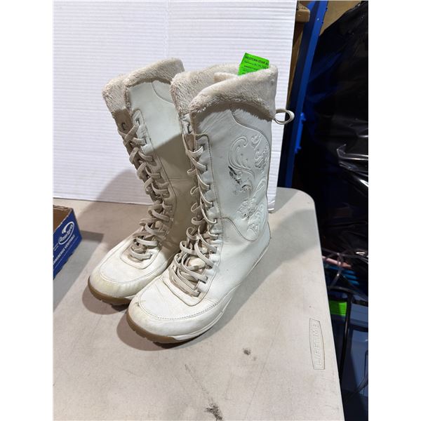 Helly Hansen boots size is 8.5