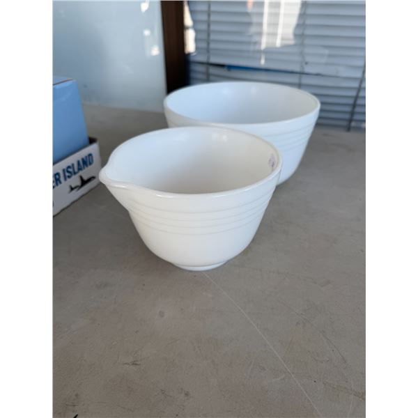 Vintage Pyrex mixing bowls