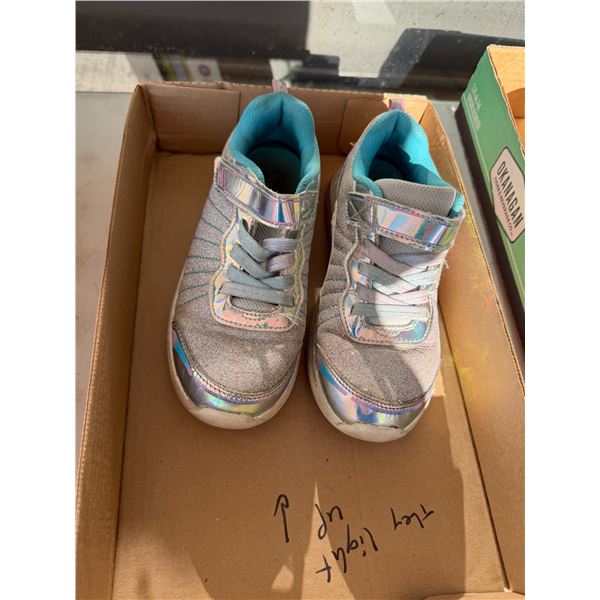 Running shoes, size 3