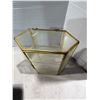 Image 2 : Small wall hanging display stand has cracked in top glass