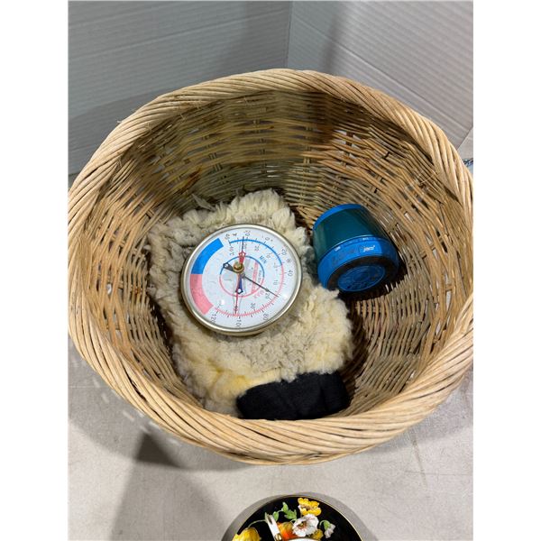 Basket speaker thermometer