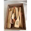 Image 1 : Wood utensil items