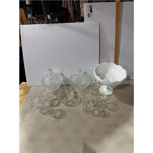 Crystal decor i and pedestal bowl has chip in base