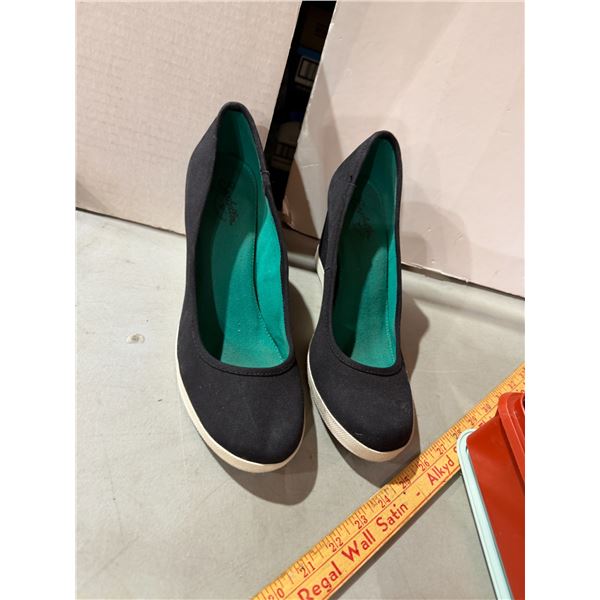 Shoes size 11
