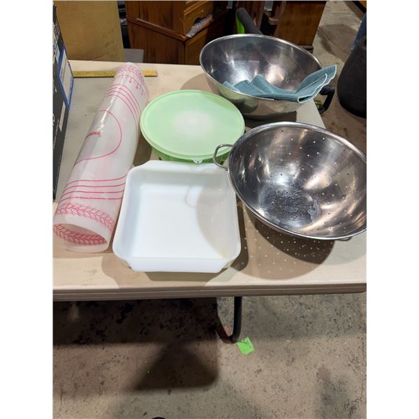 Tupperware and kitchen items