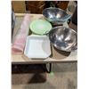 Image 1 : Tupperware and kitchen items