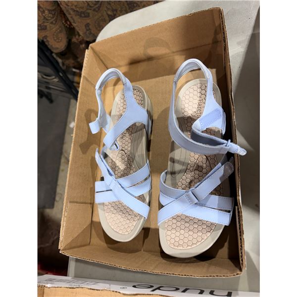 Footwear size 7 1/2