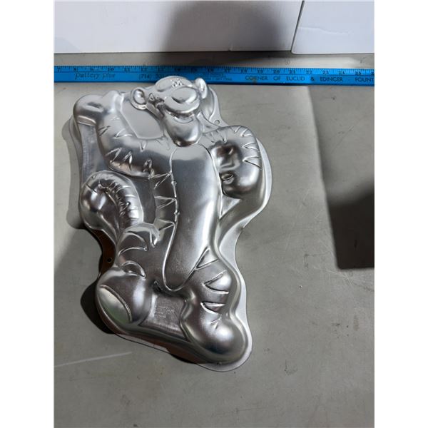 Disney Tigger cake pan