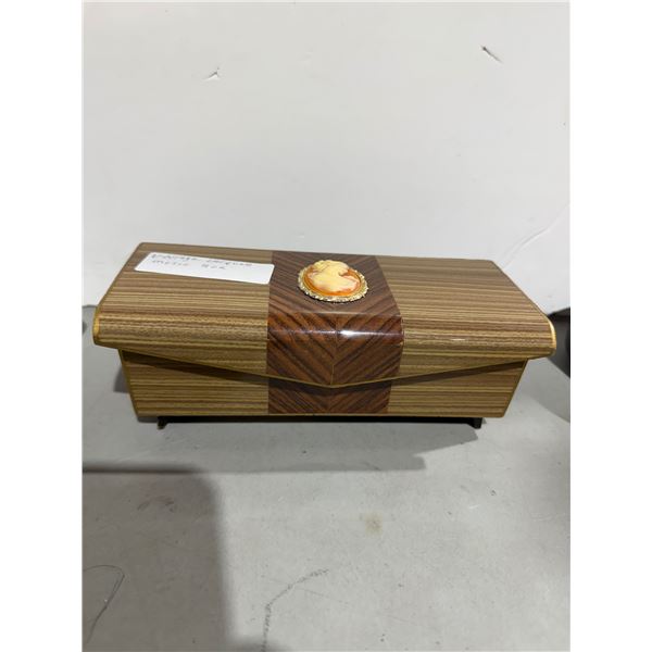 Vintage lacquer, musical jewelry box