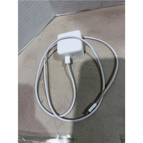 Apple 35W dual port USB – compact power adapter