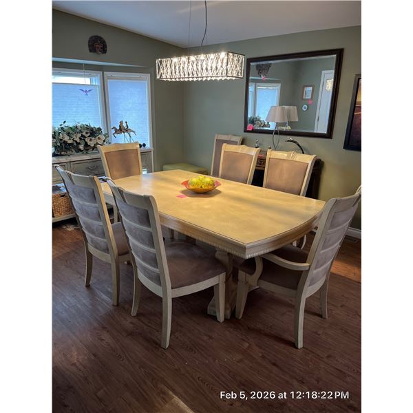 Table and chairs with leaf