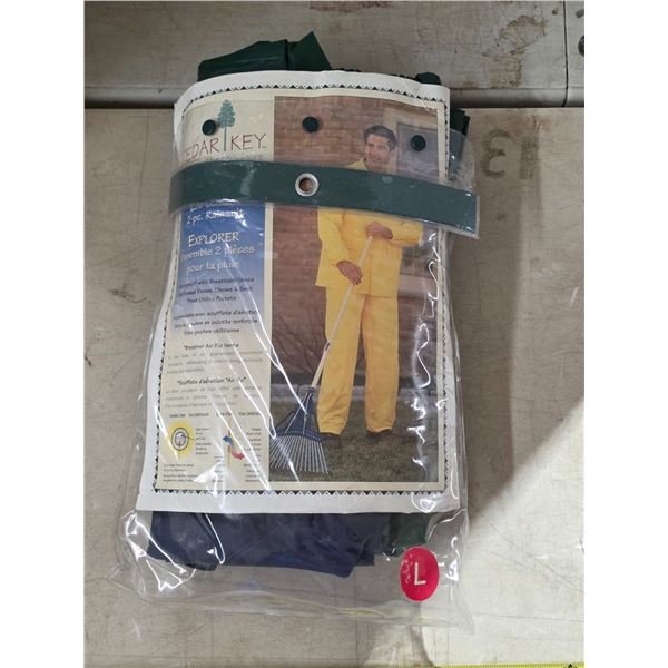 Cedar key explorer 2pc rainsuit jacket size L and XL for pants