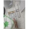 Image 4 : Kitchenware, cake pans, thermos, etc