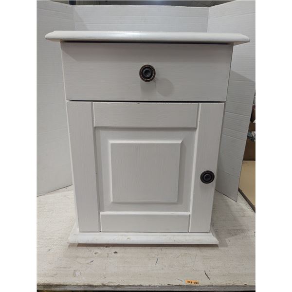 Wooden end table/cabinet with one drawers, 16x16x21.5"