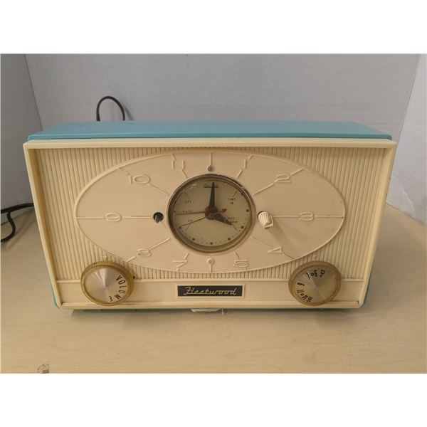 Vintage 1960s Fleetwood clock and radio, works, model 5072