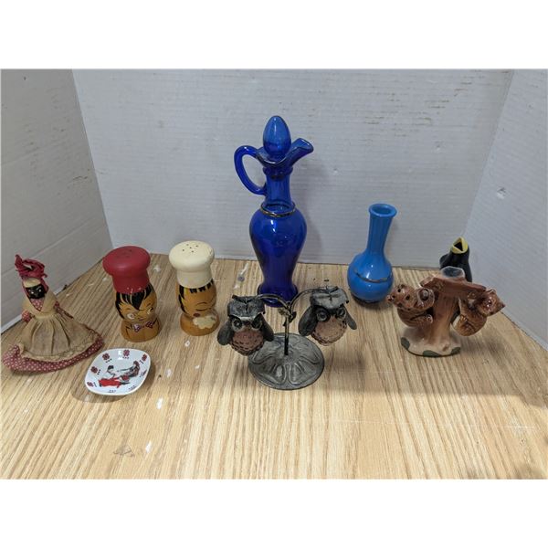 Salt and pepper shakers with décor
