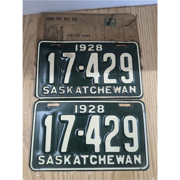 1928 Sask license plates, matching pair, with original packaging