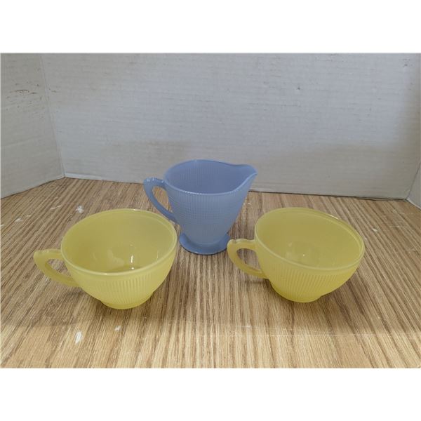 Saguenay style cups with creamer