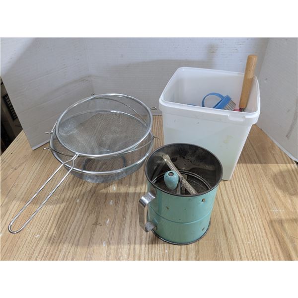 Mixed kitchen ware