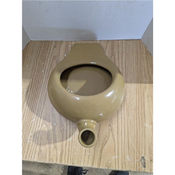 Ceramic bed pan with spout