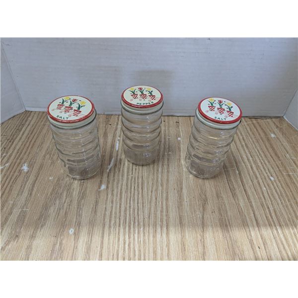 3 daisy shakers, 2 salt one pepper