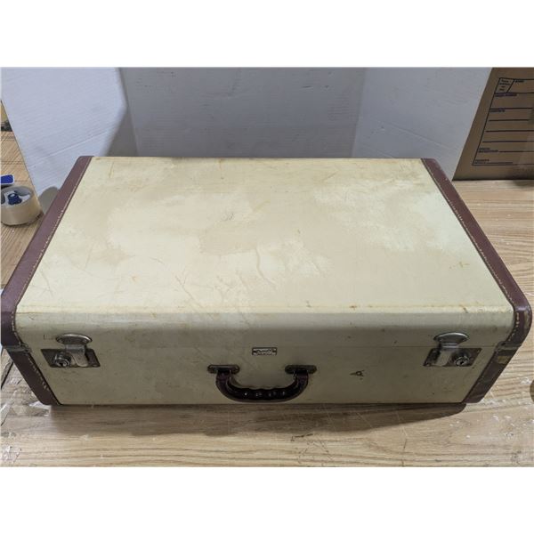 Vintage suitcase, 26x16x9"