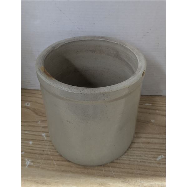3/4 Gallon crock, no cracks or chips