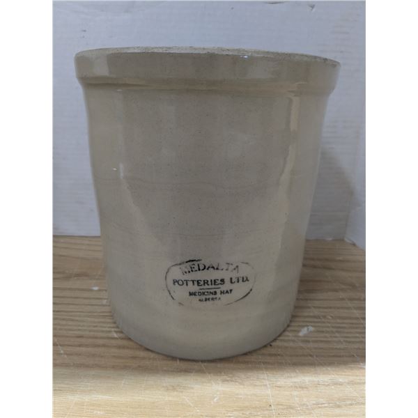 Medalta 1 gallon crock, no cracks or chips