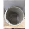 Image 2 : Medalta 5 gallon crock, no cracks or chips