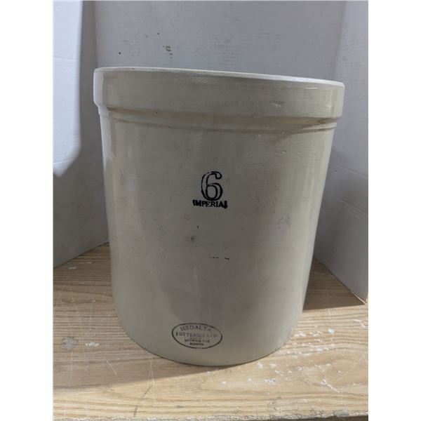 Medalta 6 gallon crock, no cracks or chips
