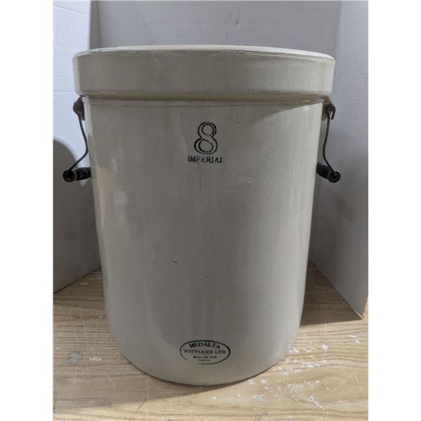 Medalta 8 gallon crock, no cracks or chips