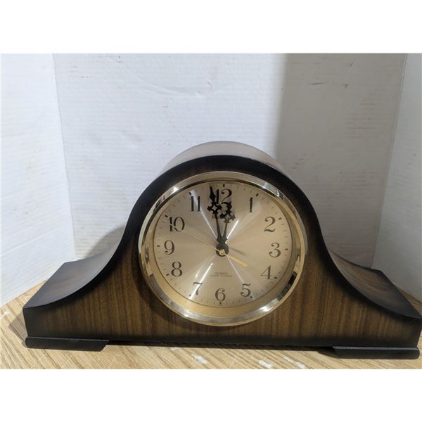 Mantle clock, battery operated